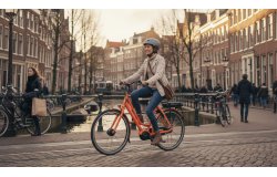 VAE hollandais Flevoland avec cadre aluminium noir brillant et moteur pédalier Shimano E-Bike Systems