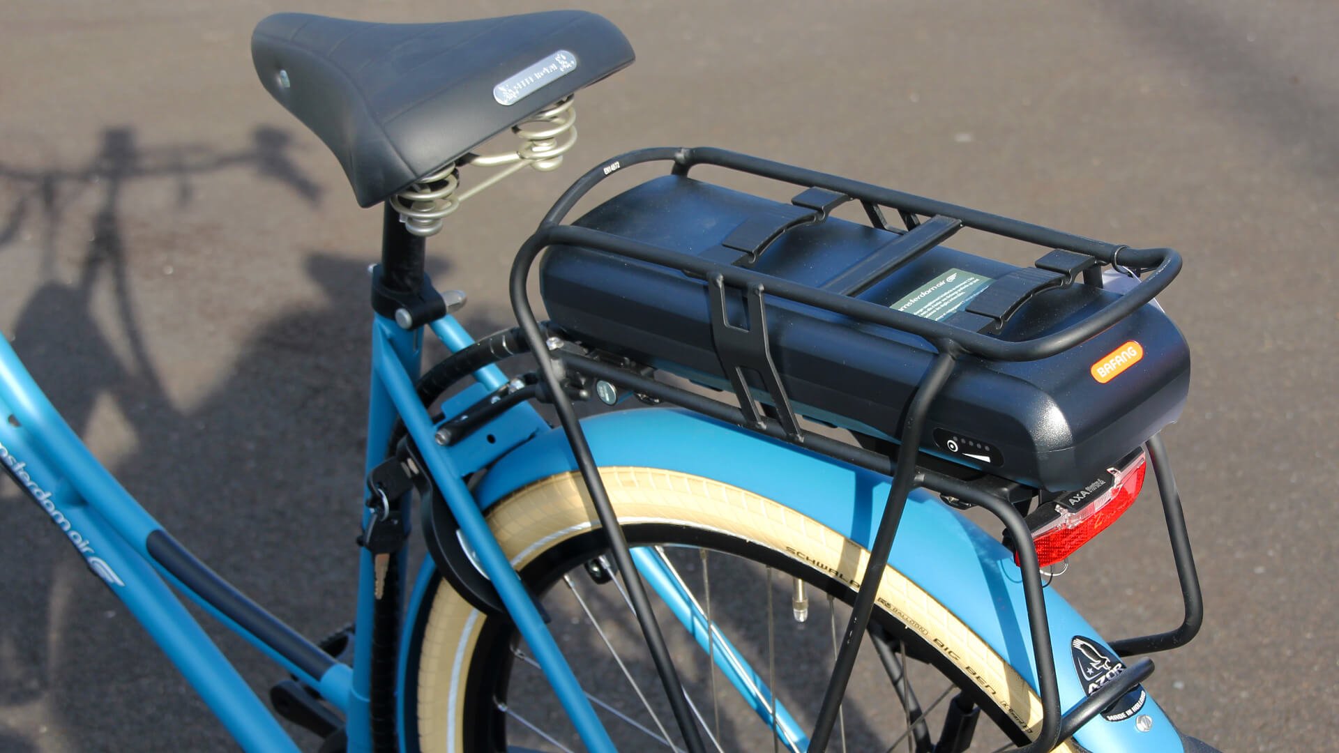 La batterie de capacité 450 Wh est logée dans le porte-bagage arrière