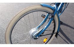 Ce modèle est équipé de pneus ballons Schwalbe Big Apple couleur crème