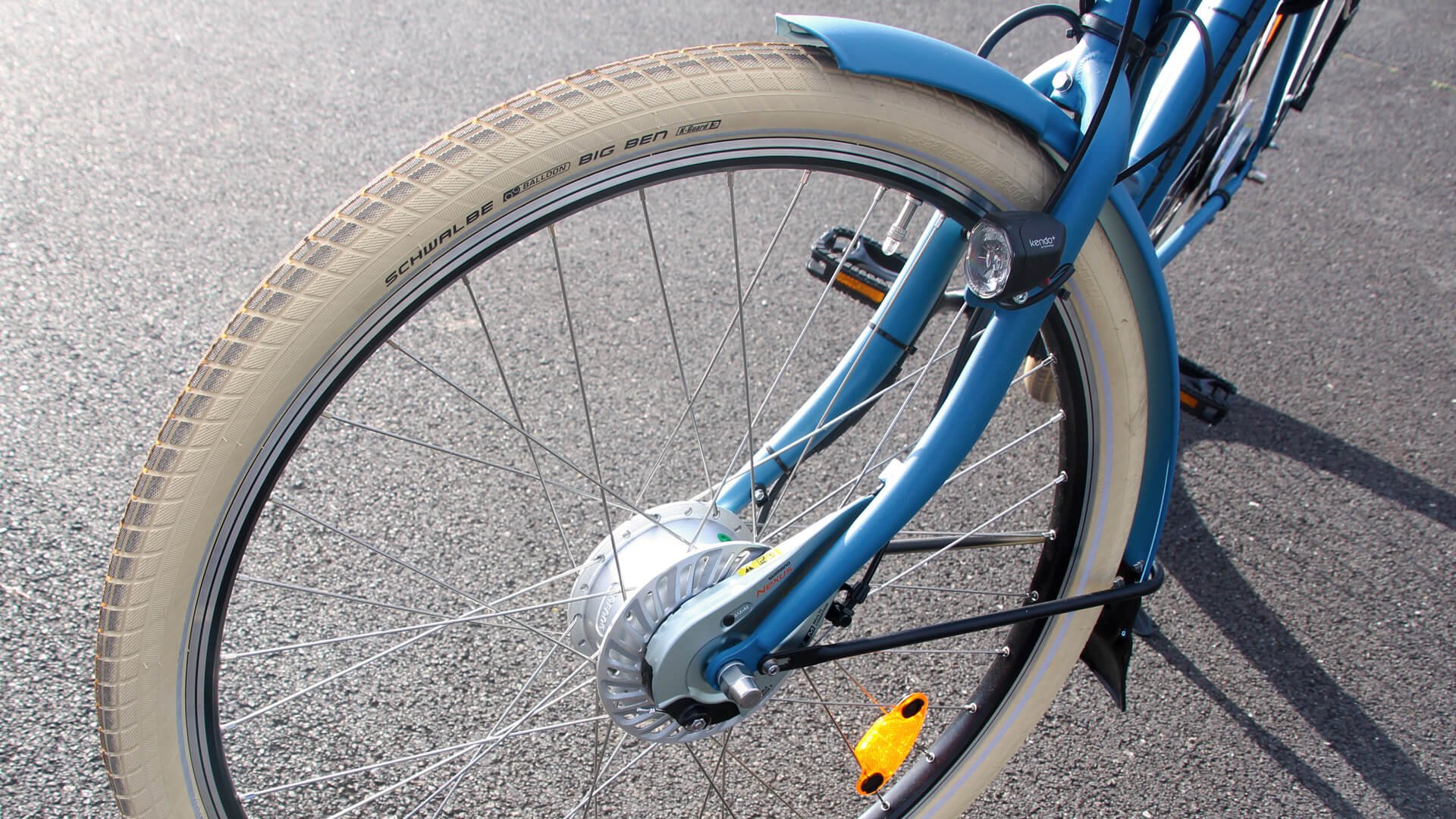 Ce modèle est équipé de pneus ballons Schwalbe Big Apple couleur crème