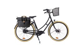 Le 1881 Deluxe avec pneus crème, béquille double et panier fixé au guidon