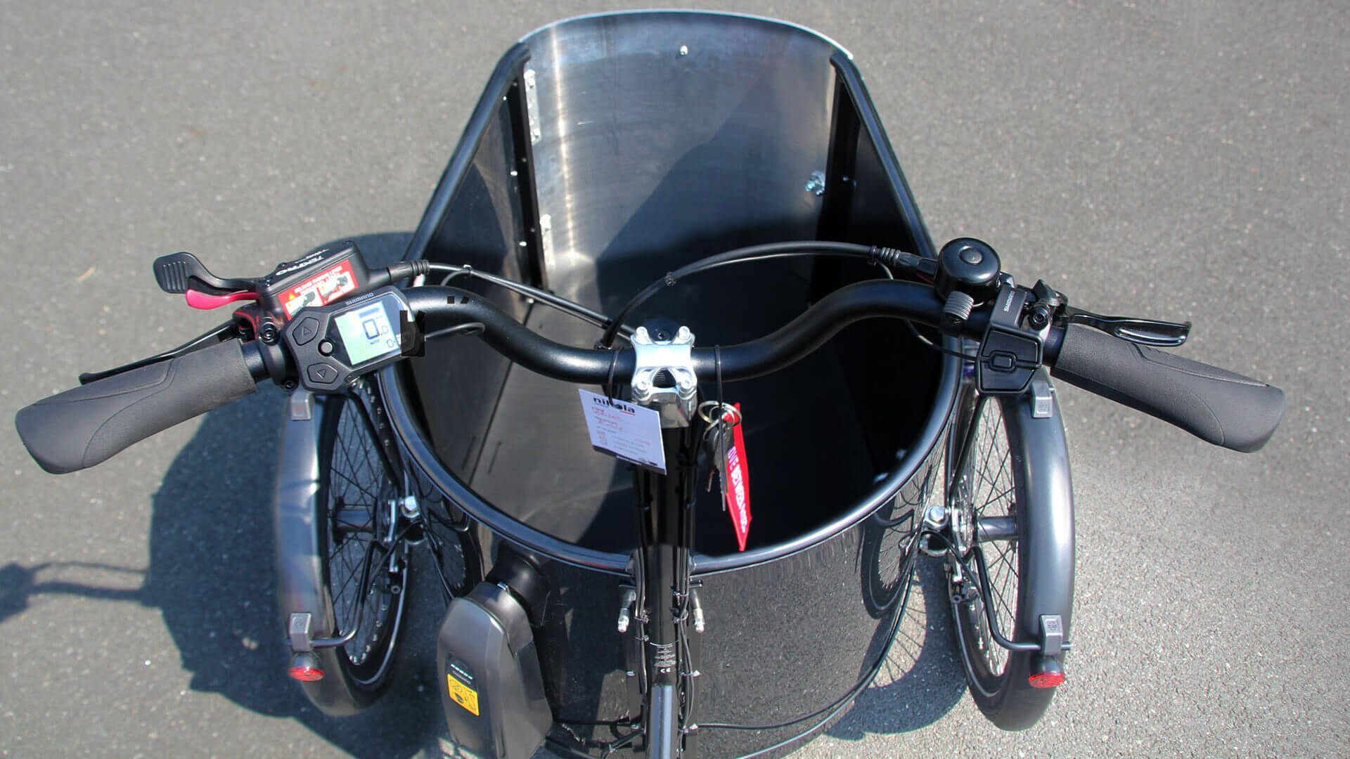 Le poste de pilotage d'un NIHOLA CARGO avec assistance pédalier Shimano