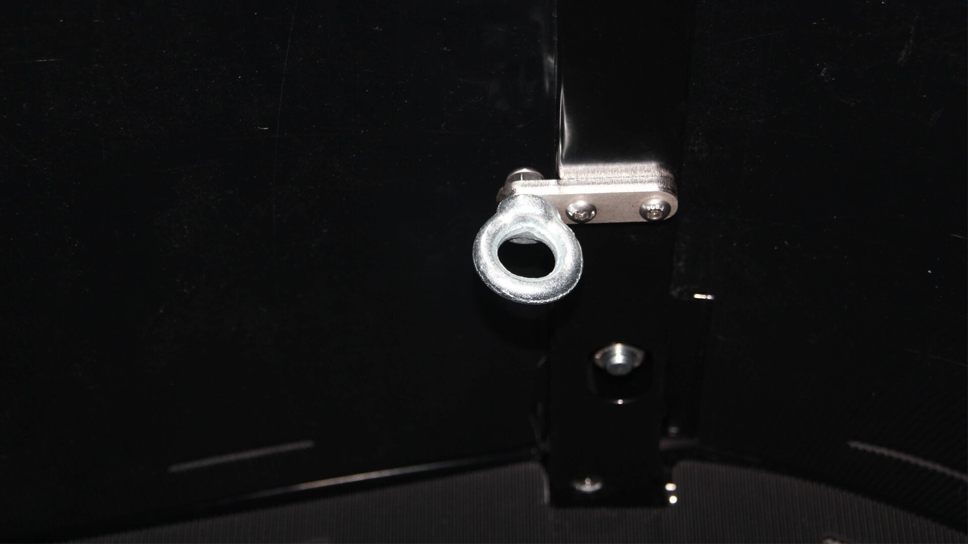 Gros plan sur l'anneau de maintien fixé à l'intérieur de la malle