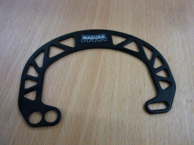 ARceau pour rigidifier le frein Magura sur jante