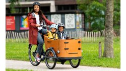 Le Babboe Go Montain sur les routes avec deux enfant dans le coffre
