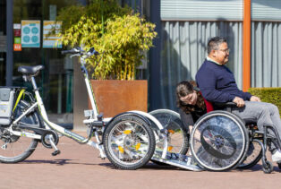 Essai d'un triporteur électrique pour fauteuil roulant VeloPlus de Van Raam