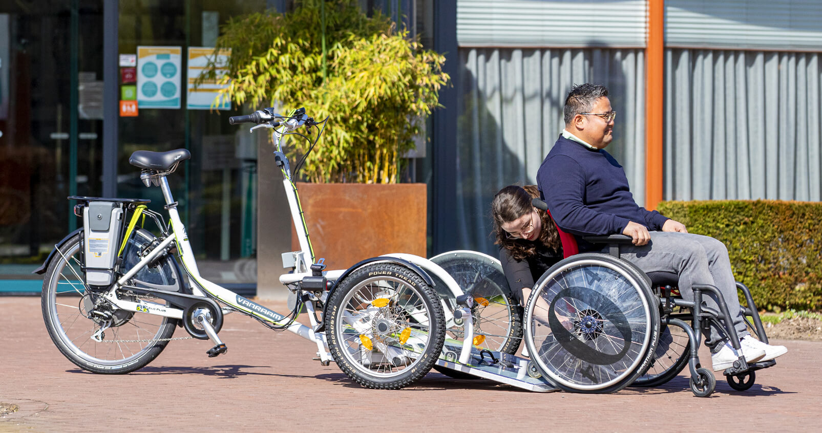 Essai d'un triporteur électrique pour fauteuil roulant VeloPlus de Van Raam