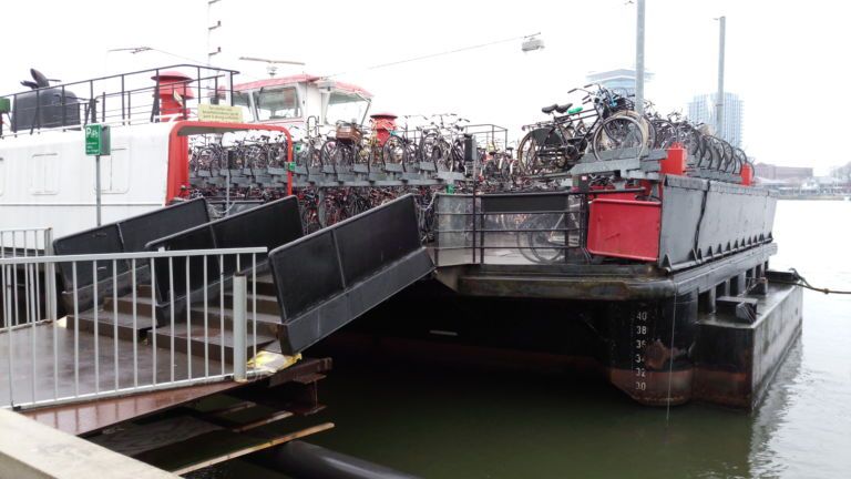 Un des parkings à vélo autour de la gamme d’Amsterdam