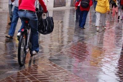 vélo-électrique-sous-la-pluie