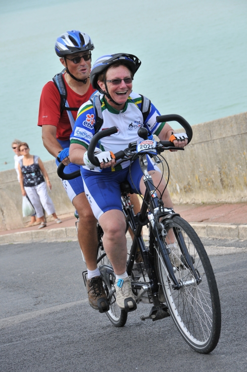 Le couple en action sur leur vélo tandem.