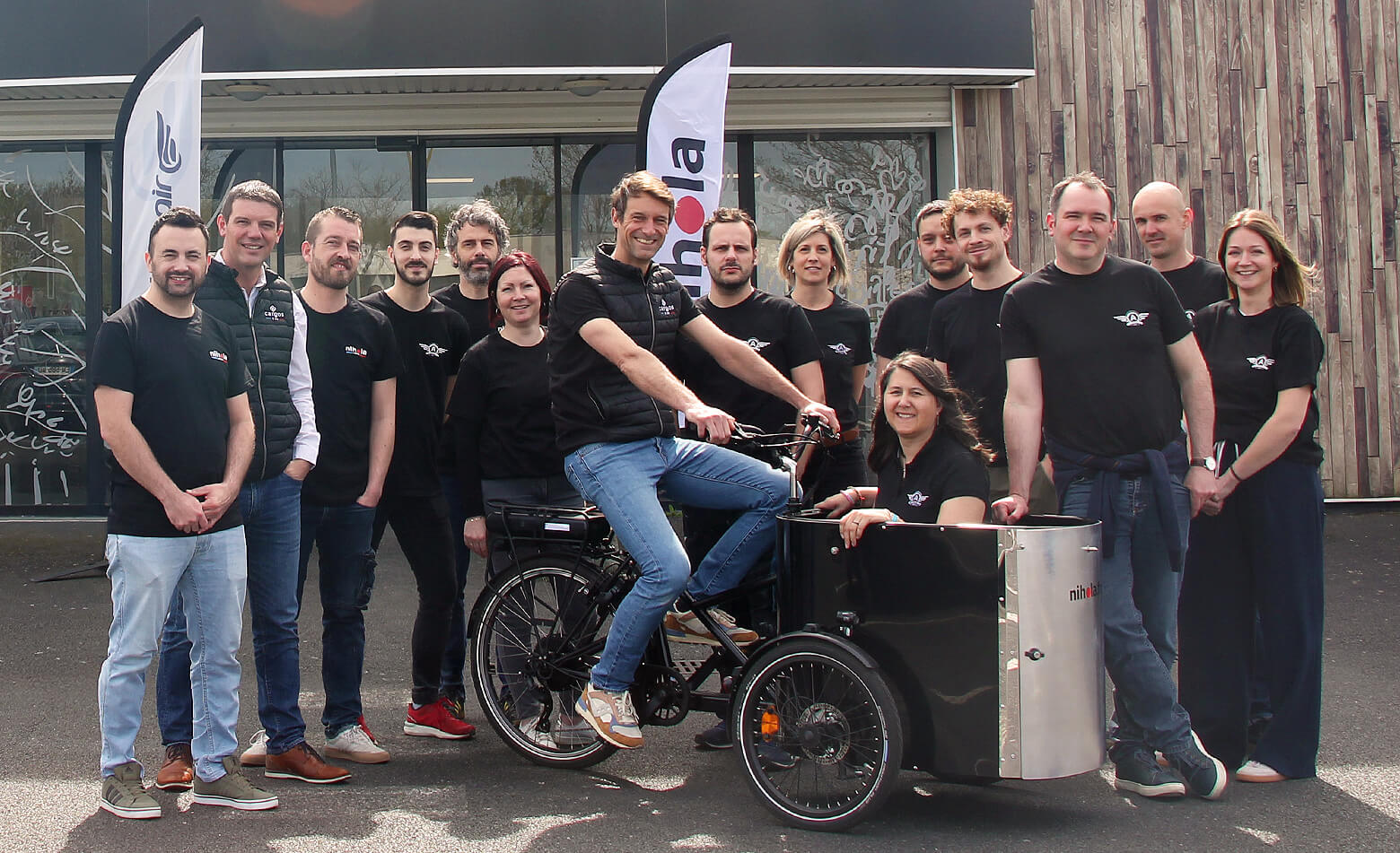 L'équipe d'Amsterdam Air devant les locaux de l'entreprise