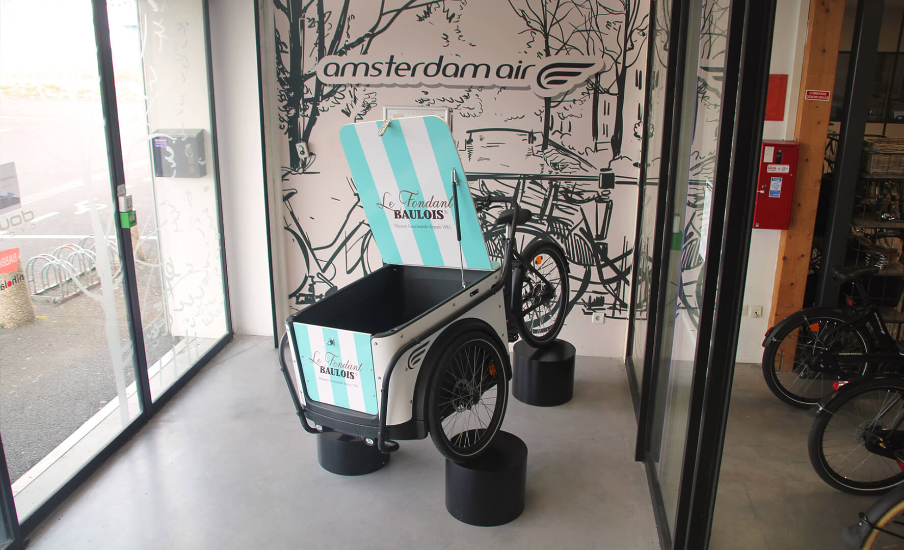 Un triporteur Urban Rider Pro vous accueille à l'entrée du showroom