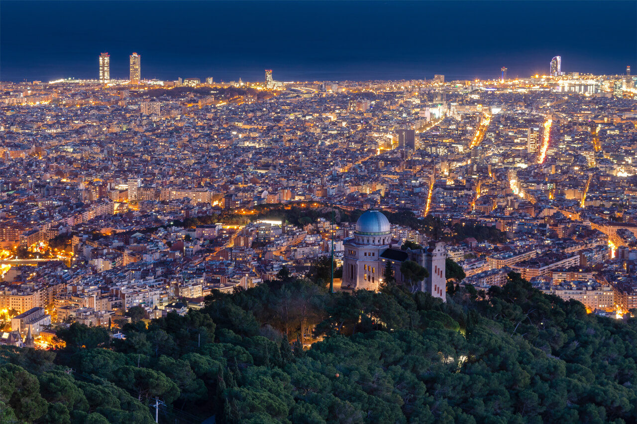 Barcelone vue de nuit depuis le parc de Collserola