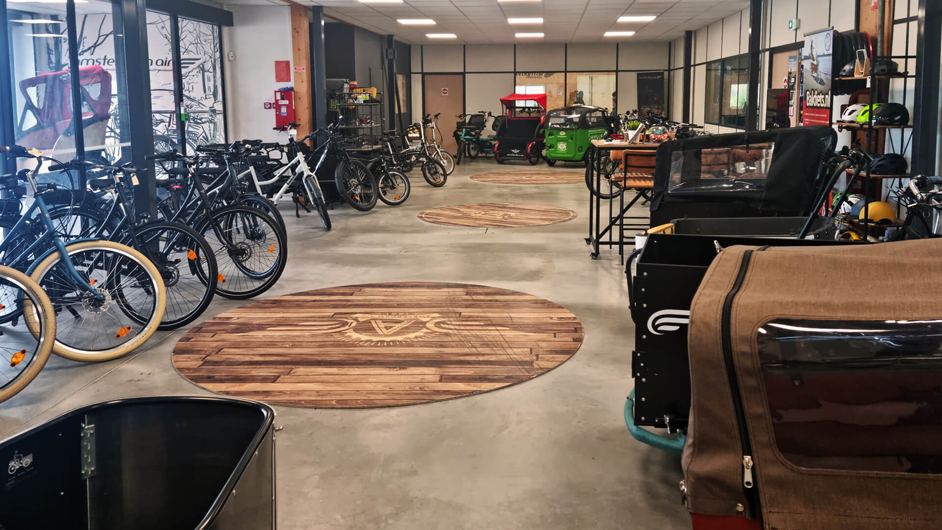 Vue de l'intérieur du showroom de Montaigu-Vendée