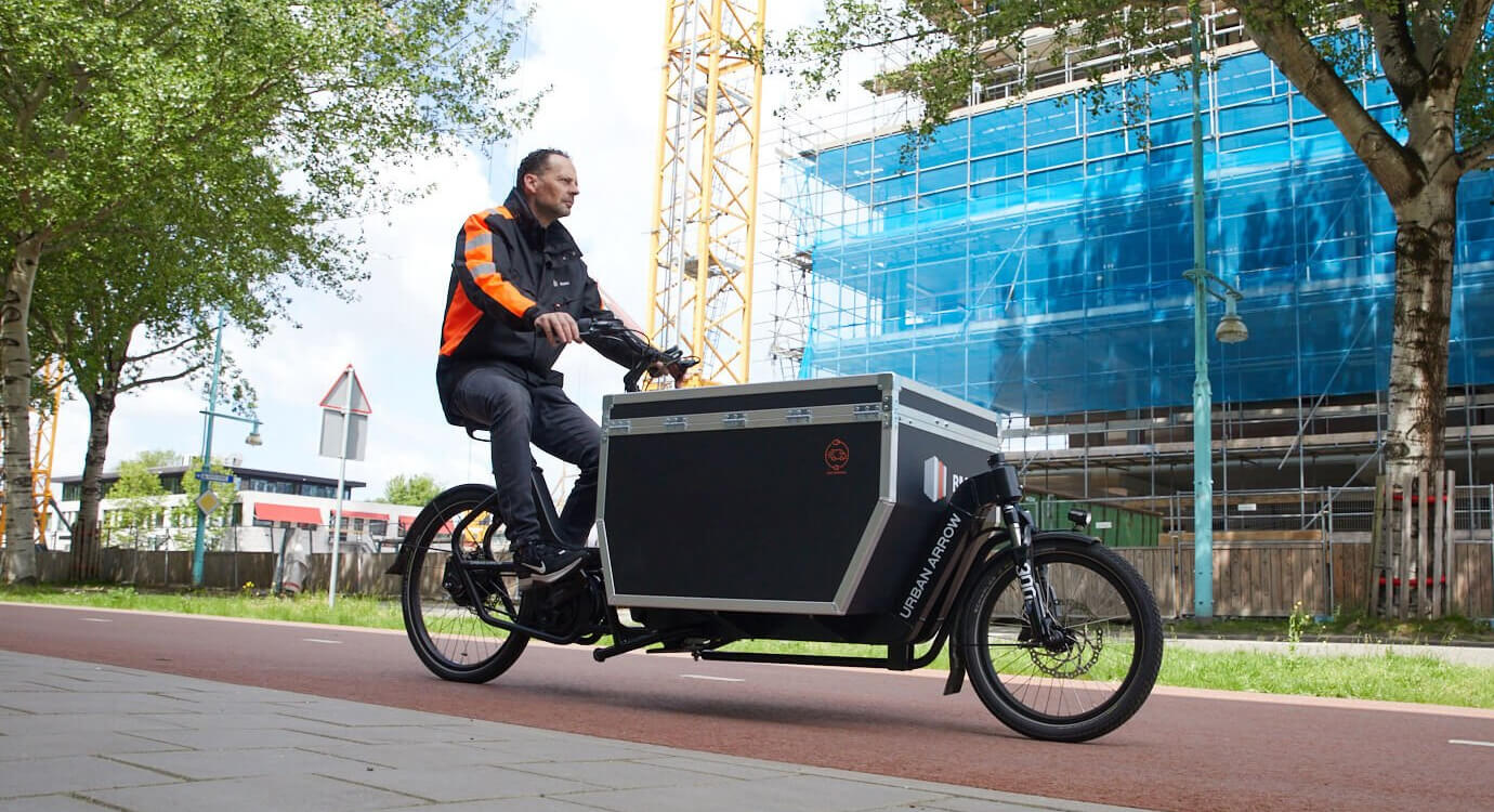 Un professionnel aux commandes d'un biporteur Urban Arrow Cargo