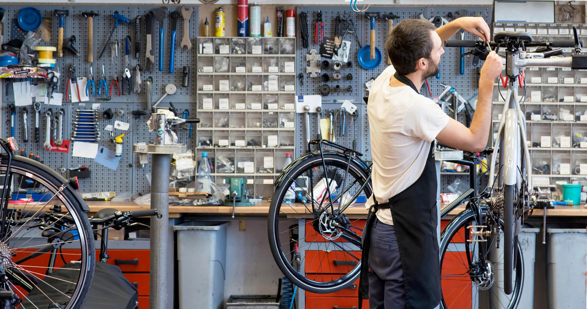 Un vélo en pleine révision dans un atelier