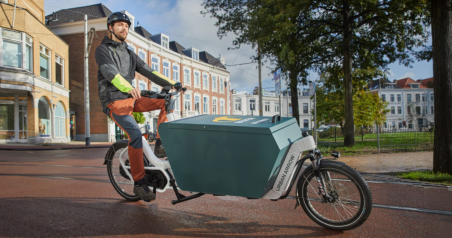 Un biporteur électrique Urban Arrow Cargo L avec alubox