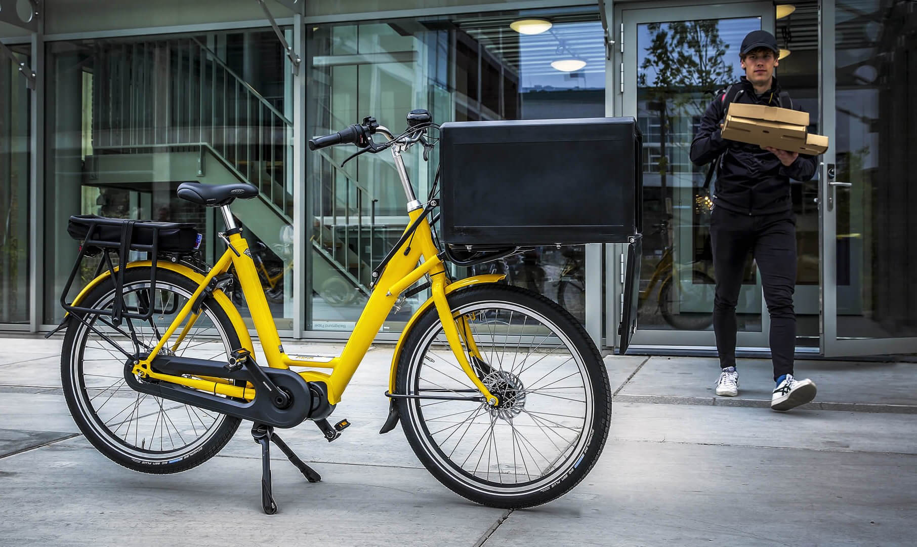 Un vélo hollandais électrique Docker Premium utilisé pour la livraison