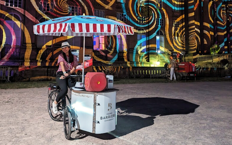 Un triporteur NIHOLA CARGO XL Événementiel personnalisé aux couleurs du groupe Barrière