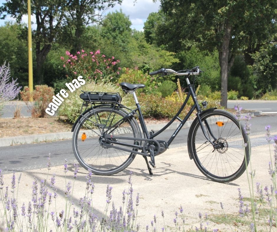 Un vélo électrique cadre bas