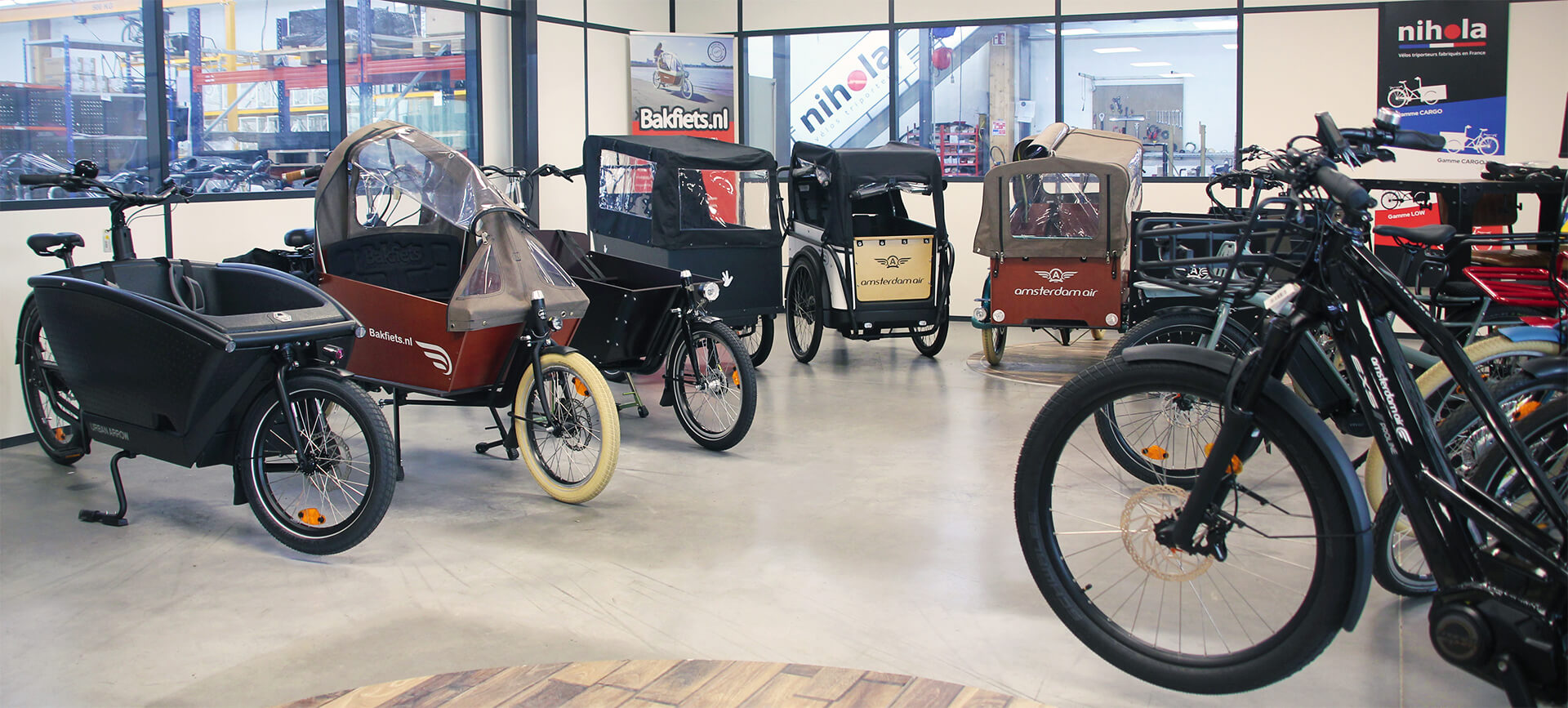 Une partie des vélos cargo en démonstration dans notre showroom de Montaigu-Vendéeu